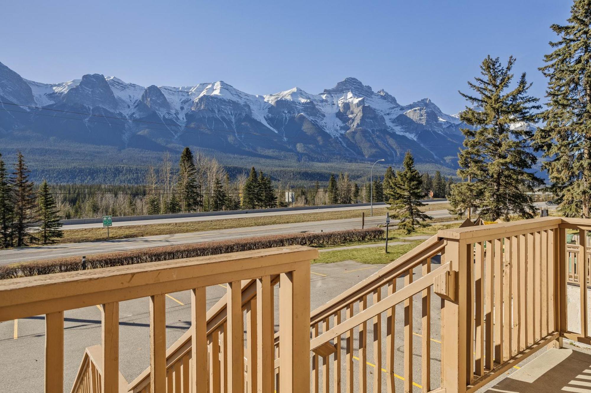 B212 Hot Tub, Ac X3, Parking, 2 Min To Banff Gate Apartment Canmore Exterior photo