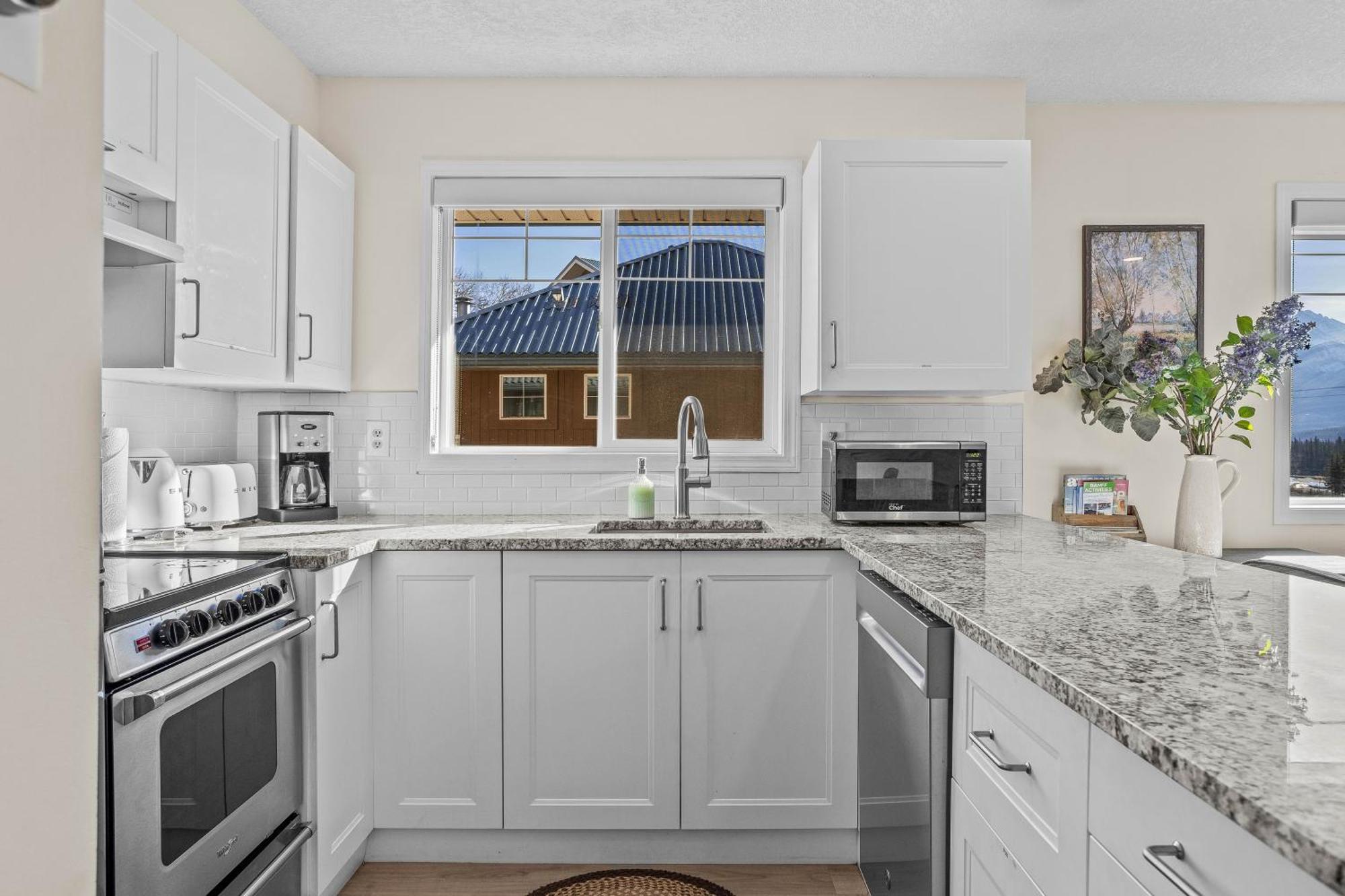 B212 Hot Tub, Ac X3, Parking, 2 Min To Banff Gate Apartment Canmore Exterior photo