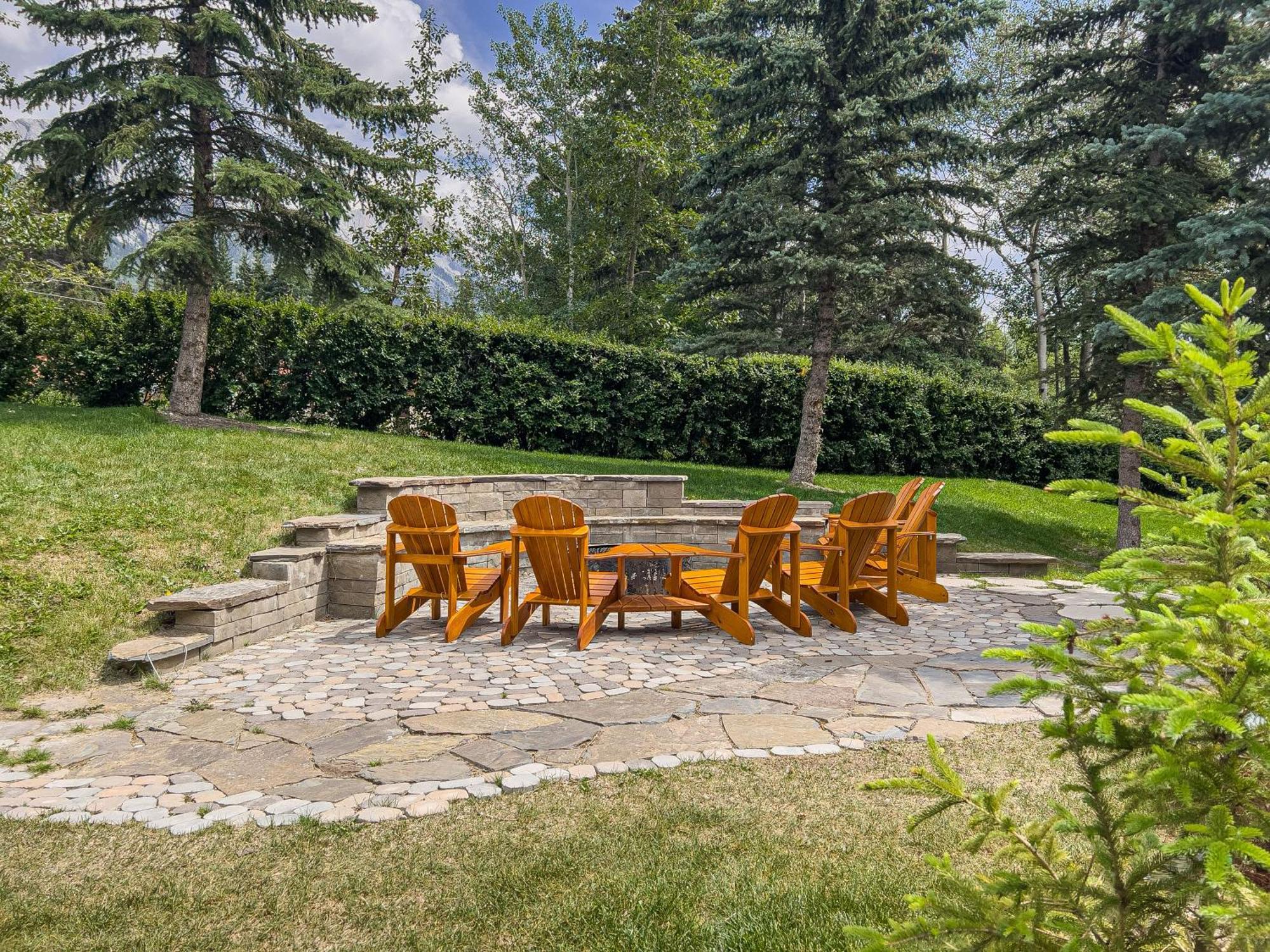B212 Hot Tub, Ac X3, Parking, 2 Min To Banff Gate Apartment Canmore Exterior photo