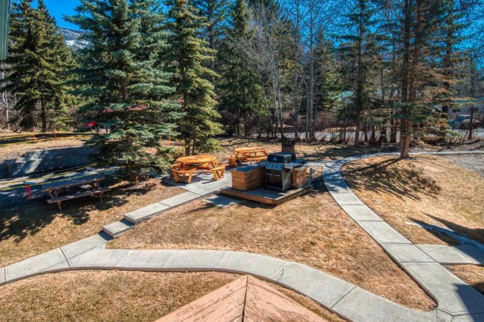 B212 Hot Tub, Ac X3, Parking, 2 Min To Banff Gate Apartment Canmore Exterior photo