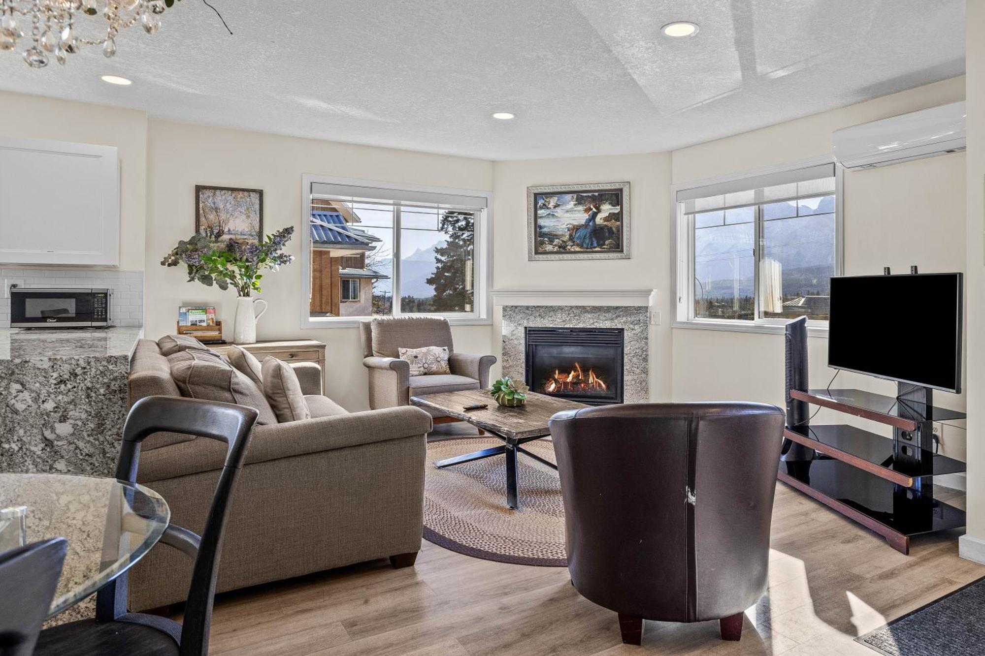 B212 Hot Tub, Ac X3, Parking, 2 Min To Banff Gate Apartment Canmore Exterior photo