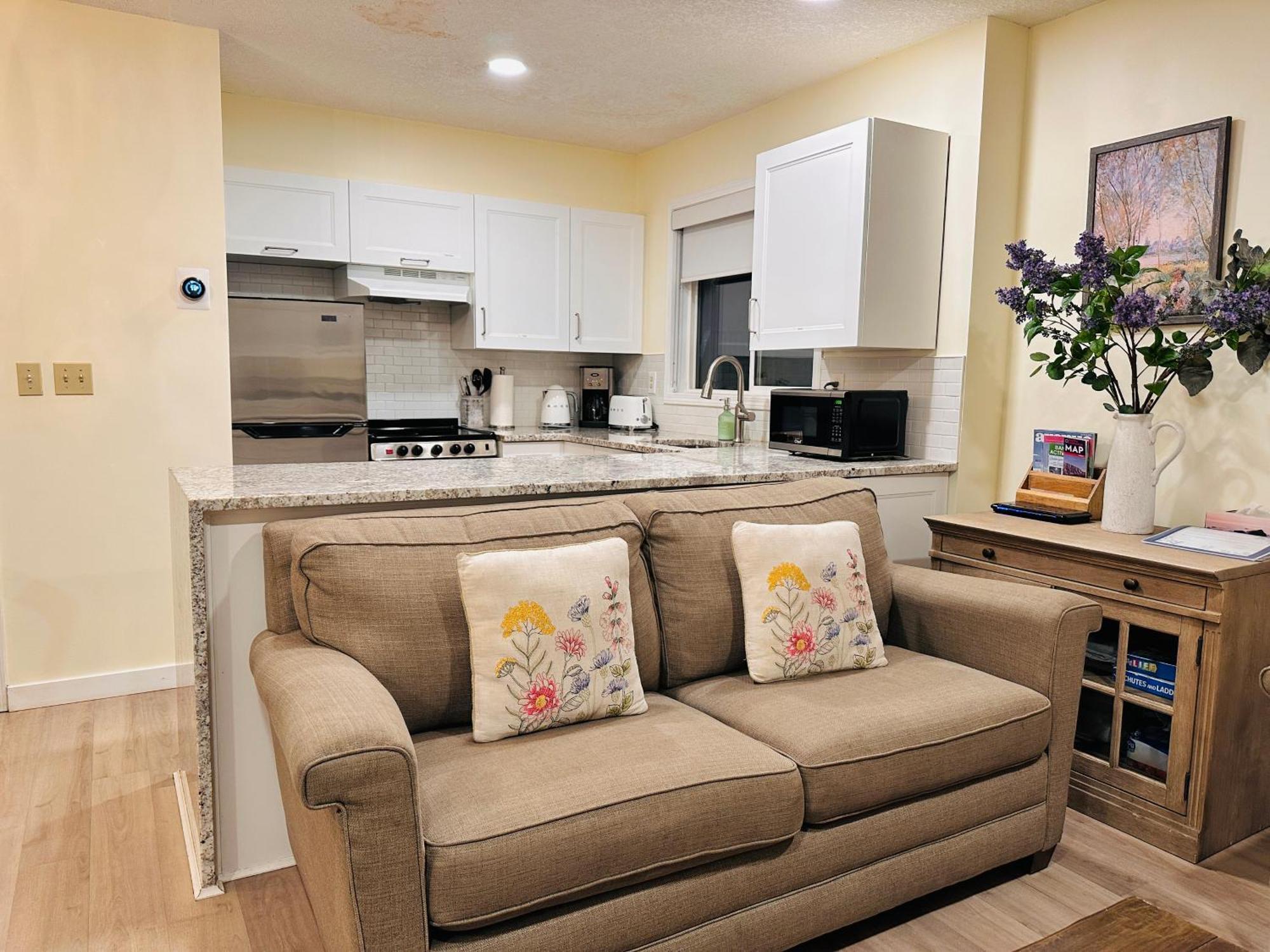 B212 Hot Tub, Ac X3, Parking, 2 Min To Banff Gate Apartment Canmore Exterior photo